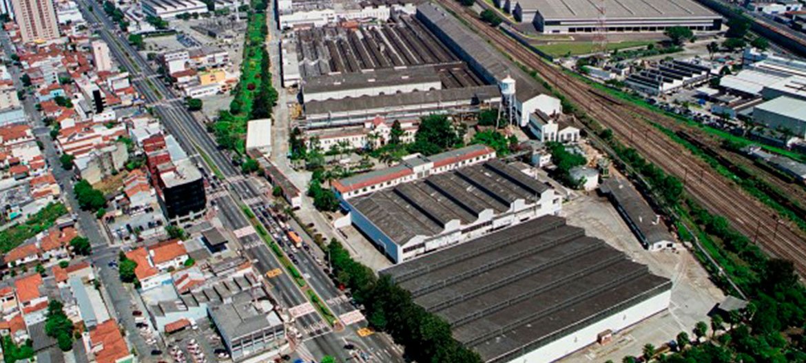 Portas de aço de alta performance para indústrias como a General Motors em São Caetano do Sul. A Fábrica de Portas de Aço oferece soluções personalizadas e robustas, garantindo a segurança e eficiência das operações.