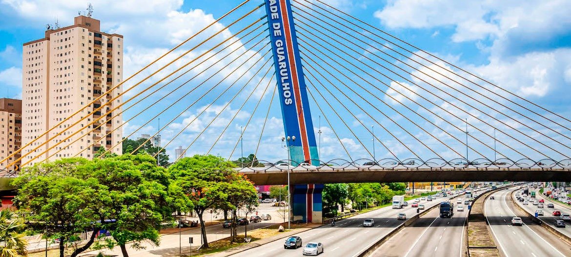 Portas de aço de enrolar para hangares, galpões e áreas de carga no Aeroporto de Guarulhos. Segurança robusta, tecnologia de ponta e soluções personalizadas.