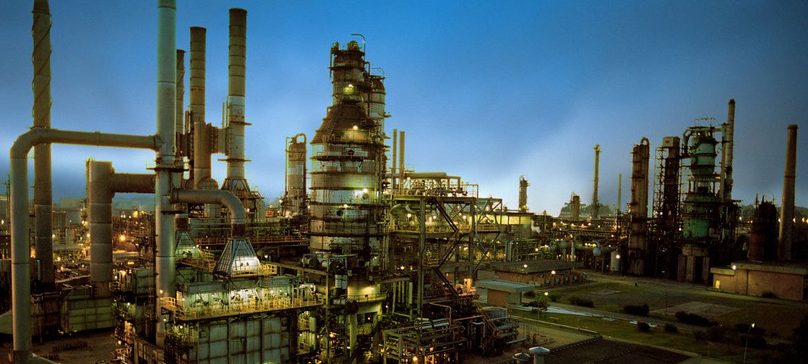 Fábrica de Portas de Aço Enrolar Mauá: Segurança Industrial de Alta Performance Portas de aço de enrolar para áreas industriais, galpões e refinarias em Mauá. Segurança robusta contra riscos de incêndio, explosões e intempéries.