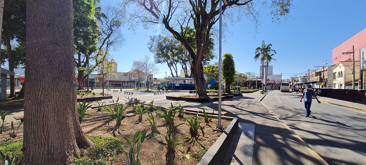 Fábrica de Aço Enrolar Mogi das Cruzes: Protegendo o Patrimônio no centro da Cidade Portas de aço de enrolar para imóveis residenciais e comerciais em Mogi das Cruzes. Segurança com respeito à arquitetura e tradição local.