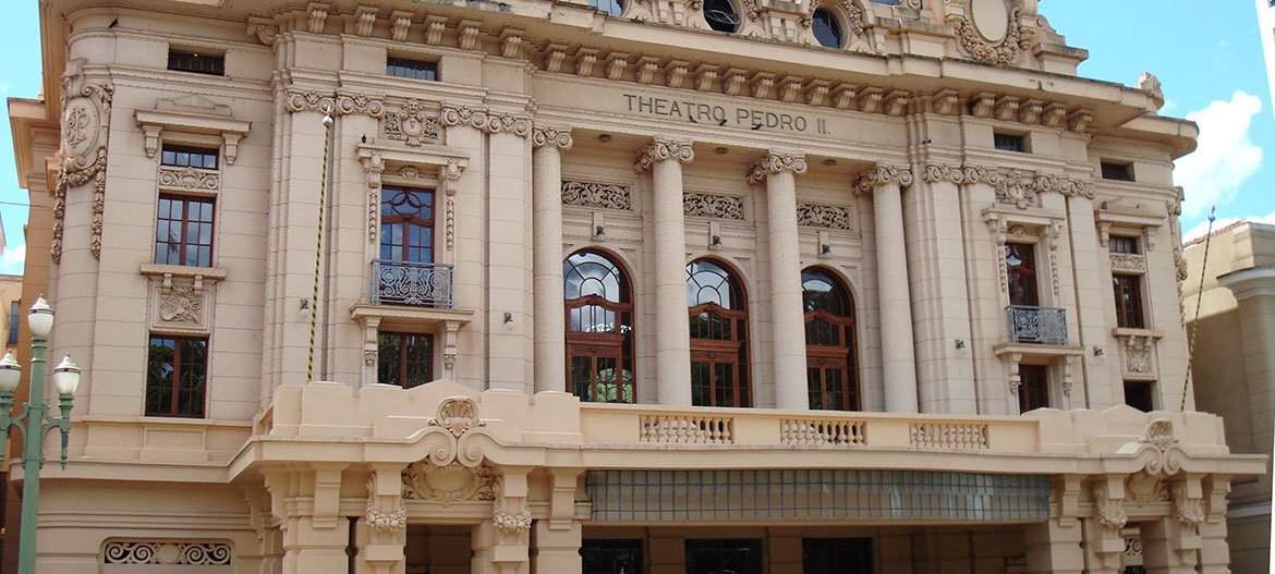 Portas de aço de enrolar para teatros, museus e instituições culturais em Ribeirão Preto. Segurança com preservação da beleza arquitetônica.