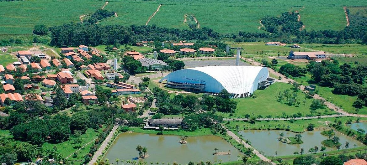 Portas de aço de enrolar residenciais em Sumaré. Design harmonioso, alta segurança e portões sob medida para cada residência.