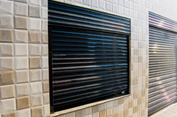 Portas Meia Cana Lisa em São Bernardo do Campo, oferecendo visual moderno e segurança para comércios.