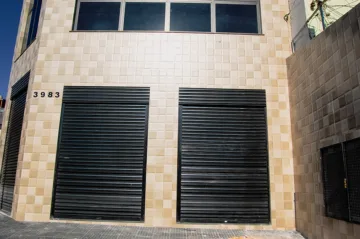 Portas Meia Cana Lisa em São Paulo, combinando design minimalista com segurança para estabelecimentos.