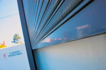 Portas de aço transvision em São Paulo, garantindo segurança e visibilidade para comércios.