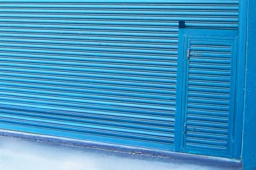 Portinhola integrada em porta de aço de enrolar em São Bernardo do Campo, acessos de emergência garantidos.