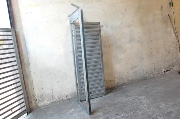 Portinhola integrada em porta de aço de enrolar, solução prática e segura para emergências em São Paulo.